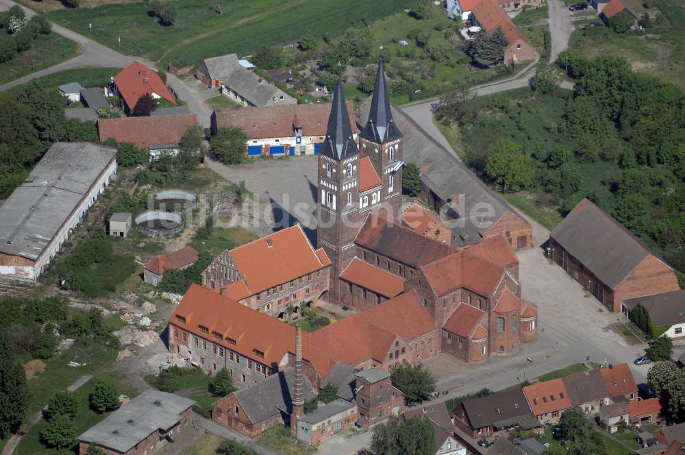 Luftaufnahme Jerichow - Klosterkirche und den Hof in Jerichow