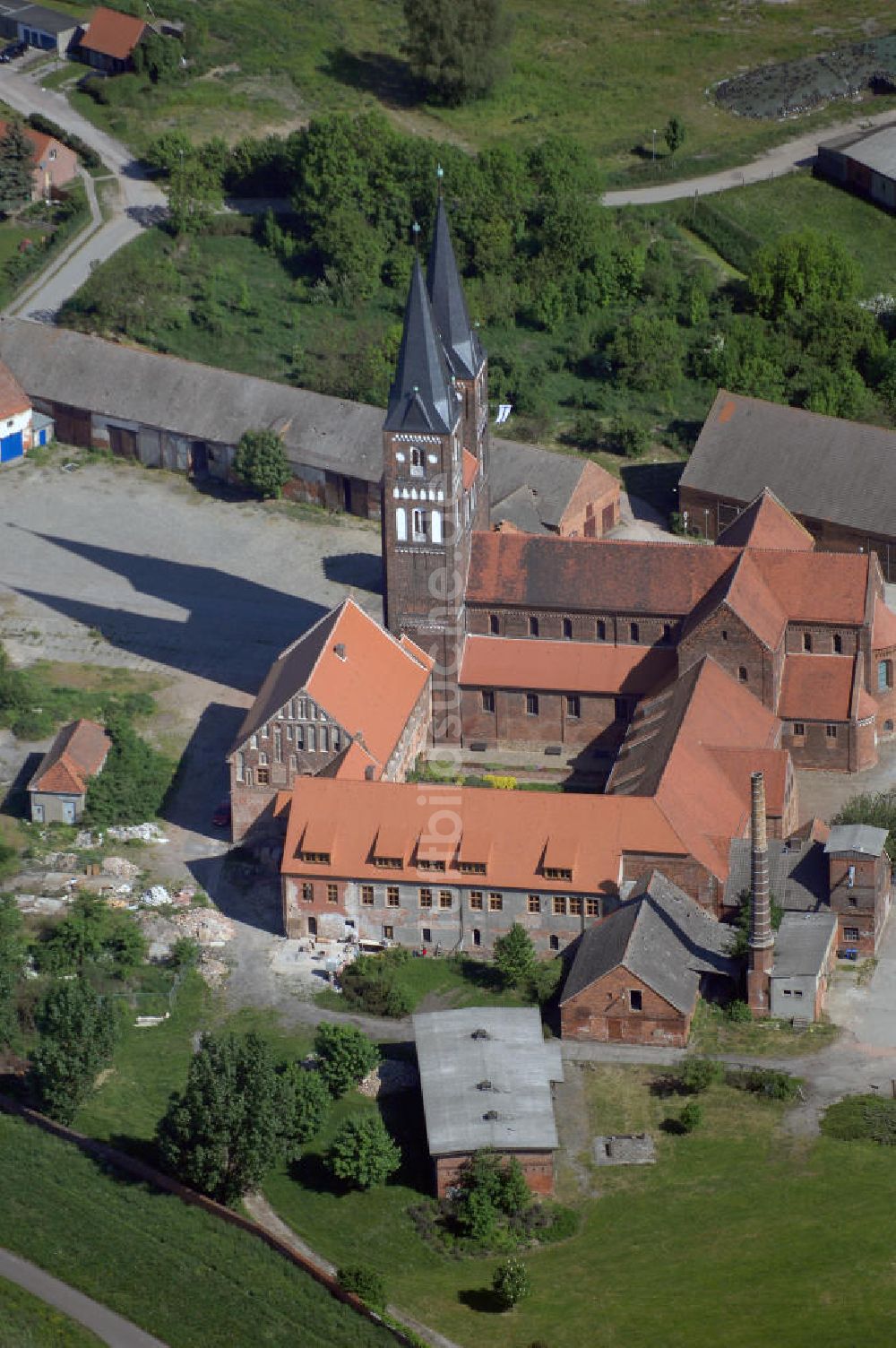 Jerichow von oben - Klosterkirche und den Hof in Jerichow