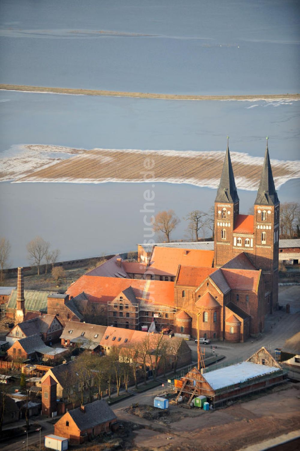 Luftbild Jerichow - Klosterkirche und den Hof in Jerichow, Sachsen-Anhalt