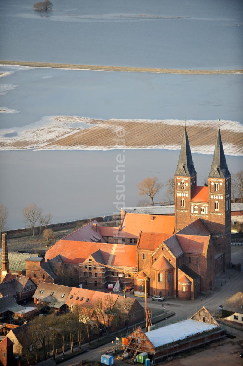 Luftaufnahme Jerichow - Klosterkirche und den Hof in Jerichow, Sachsen-Anhalt