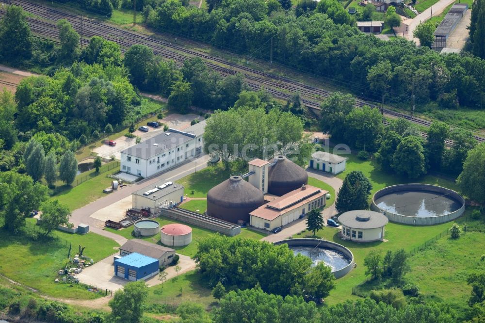 Luftaufnahme Schkopau - Klärwerk und Abwasserwerk des Abwasserzweckverband Merseburg am Ufer der Saale in Schkopau in Sachsen-Anhalt