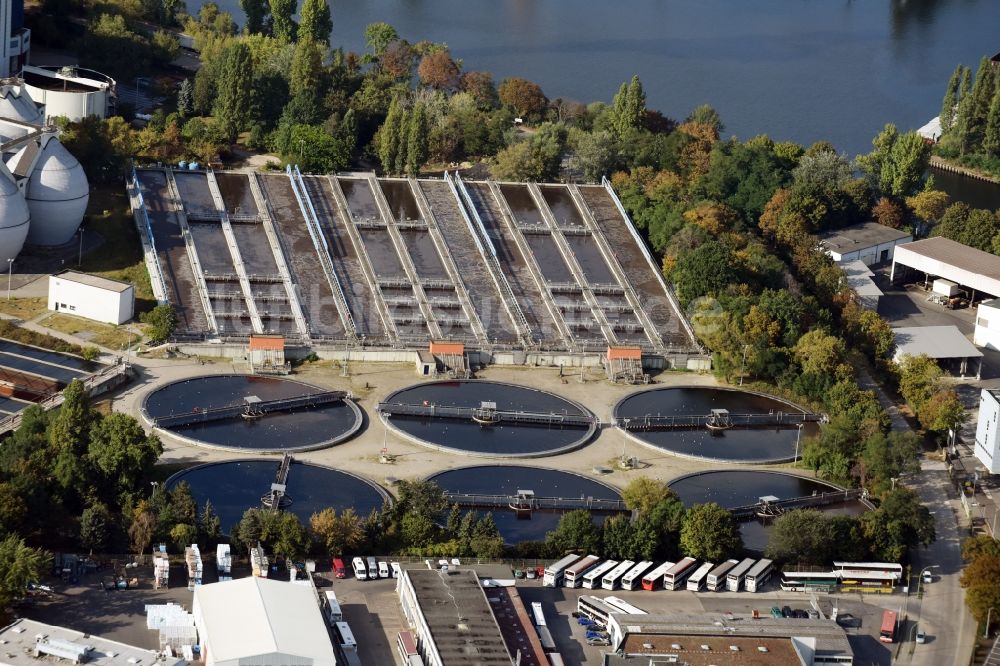 Berlin von oben - Klärwerks- Becken und Reinigungsstufen der Berliner Wasserbetriebe im Stadtteil Ruhleben in Berlin