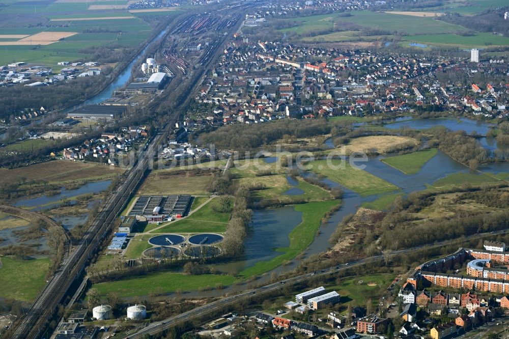 Seelze von oben - Klärwerks- Becken und Reinigungsstufen des Klärwerk Herrenhausen mit Blick auf den Flussverlauf der Leine in Seelze im Bundesland Niedersachsen, Deutschland