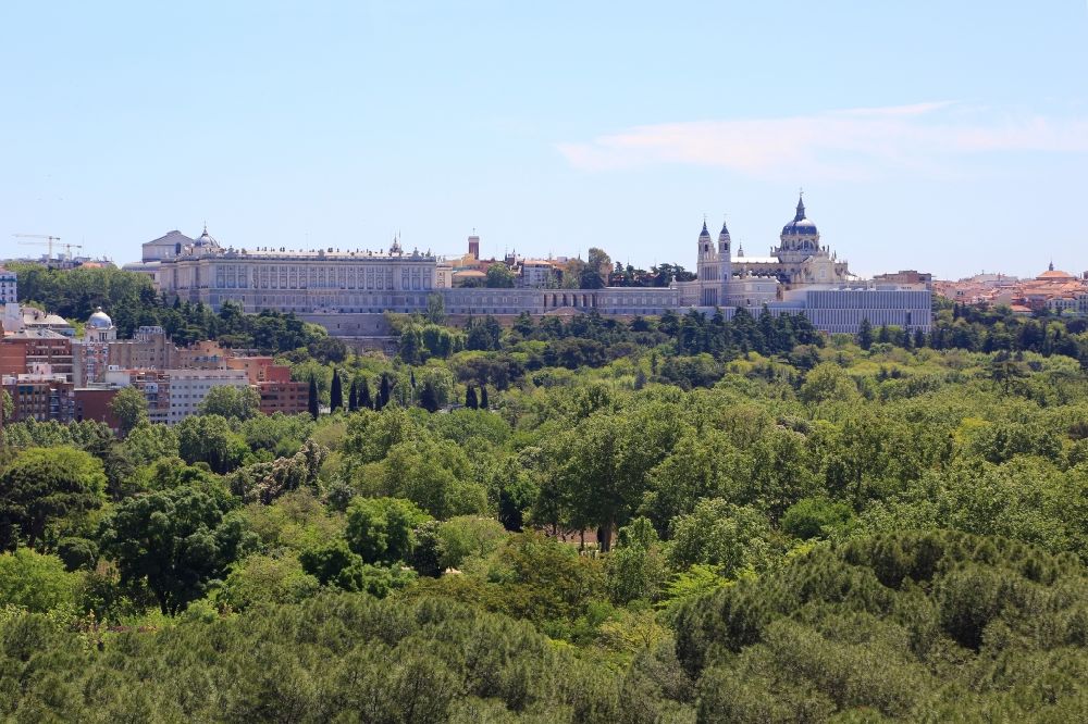 Luftbild Madrid - Königspalast und Almudena Kathedrale in Madrid in Comunidad de Madrid, Spanien