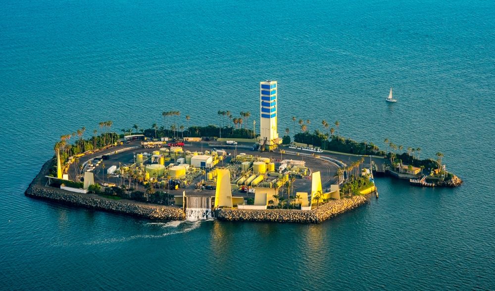 Luftbild Long Beach - Künstliche Insel Island White mit Öl- Raffinerie und Bohr- Anlagen in San Pedro Bay vor Long Beach in Kalifornien, USA