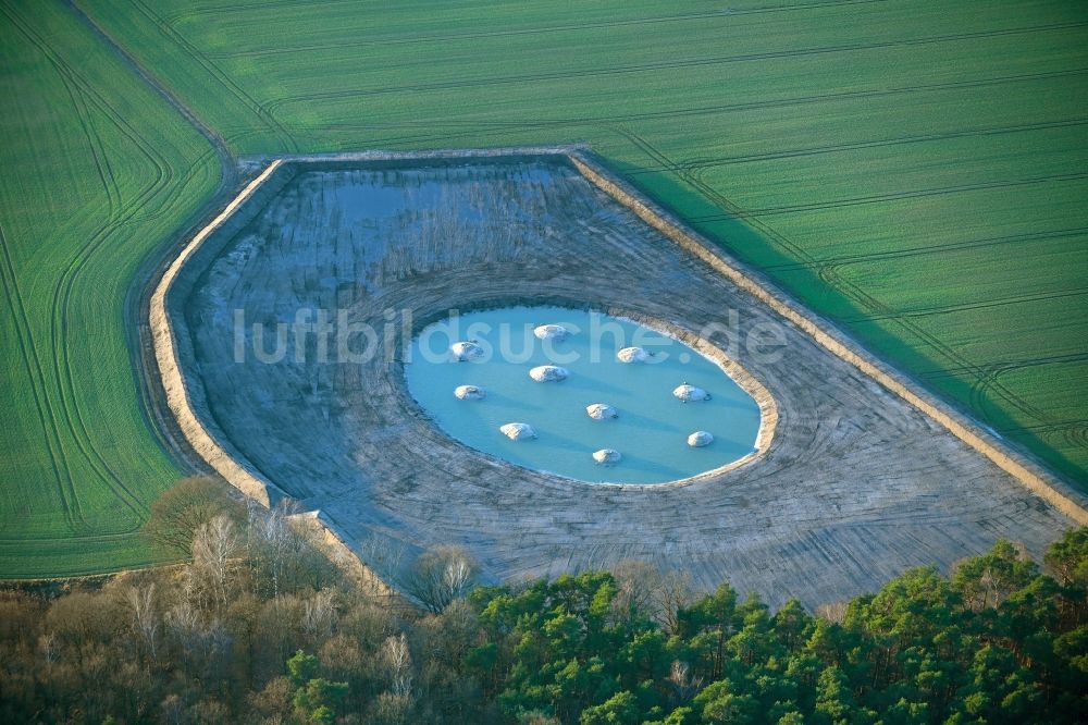 Krummensee von oben - Künstliches Soll Biotop in einem Feld am Waldrand in Krummensee im Bundesland Brandenburg, Deutschland
