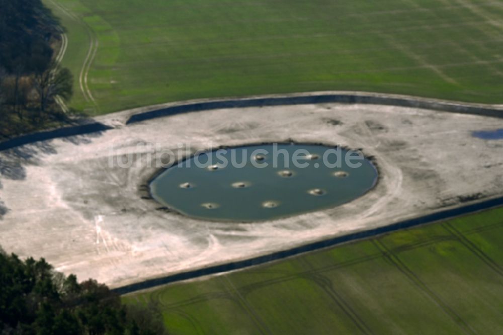 Krummensee aus der Vogelperspektive: Künstliches Soll Biotop in einem Feld am Waldrand in Krummensee im Bundesland Brandenburg, Deutschland