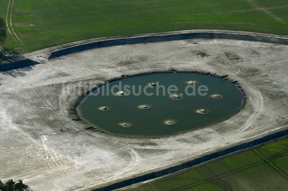 Luftbild Krummensee - Künstliches Soll Biotop in einem Feld am Waldrand in Krummensee im Bundesland Brandenburg, Deutschland