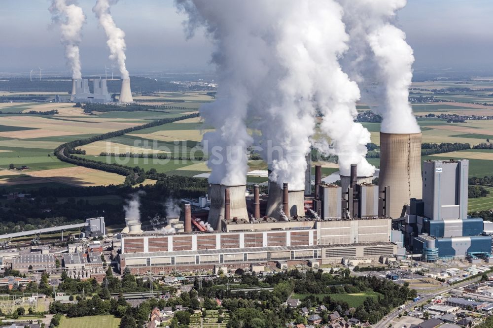 Bergheim aus der Vogelperspektive: Kohle- Kraftwerksanlagen des RWE Power AG Kraftwerk Niederaußem in Bergheim im Bundesland Nordrhein-Westfalen, Deutschland