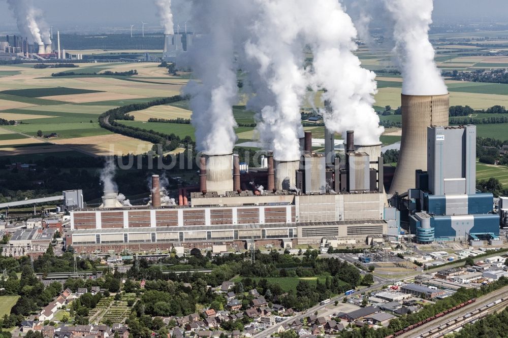 Luftaufnahme Bergheim - Kohle- Kraftwerksanlagen des RWE Power AG Kraftwerk Niederaußem in Bergheim im Bundesland Nordrhein-Westfalen, Deutschland