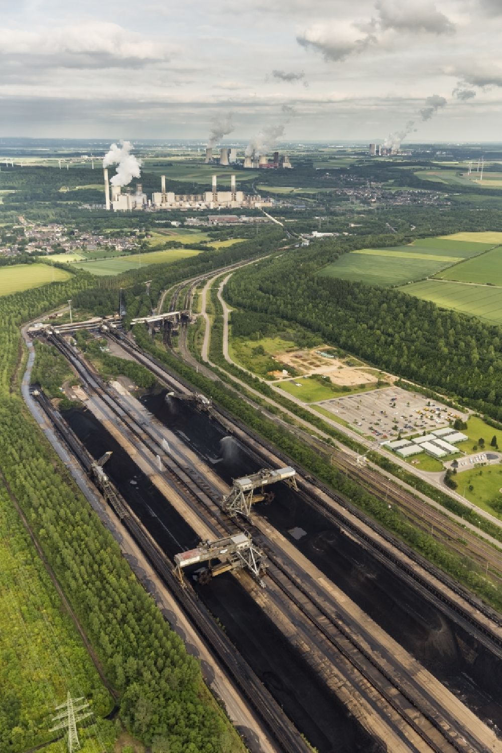 Luftbild Jüchen - Kohlemischanlage für des RWE Braunkohlekraftwerk Friemersdorf bei Jüchen im Bundesland Nordrhein-Westfalen