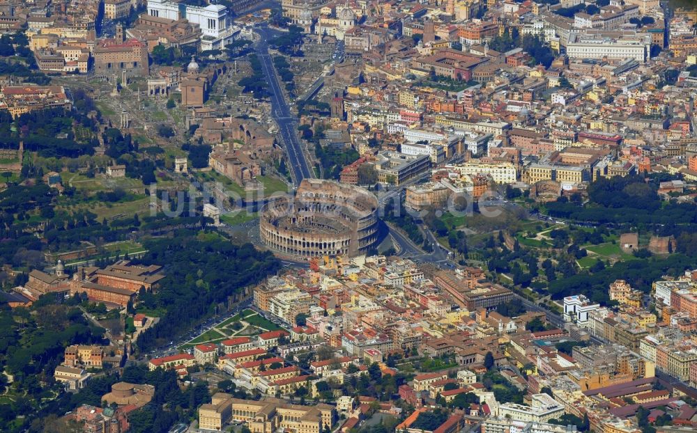 Luftaufnahme Rom - Kolosseum - Amphitheater der römischen Antike in Rom in Italien

