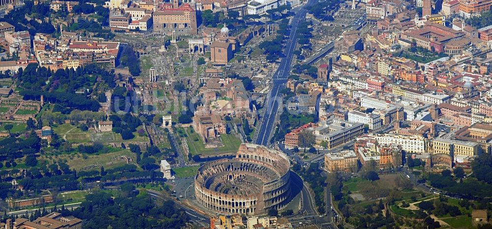 Luftaufnahme Rom - Kolosseum - Amphitheater der römischen Antike in Rom in Italien
