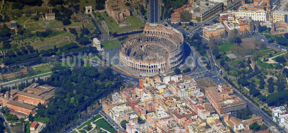 Rom von oben - Kolosseum - Amphitheater der römischen Antike in Rom in Italien
