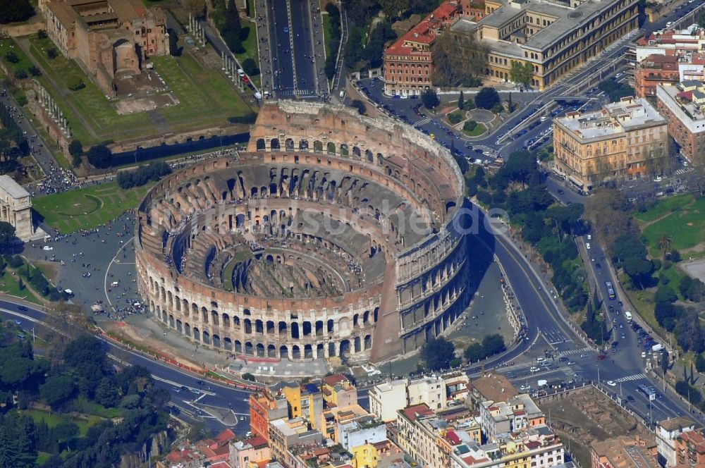 Rom aus der Vogelperspektive: Kolosseum - Amphitheater der römischen Antike in Rom in Italien
