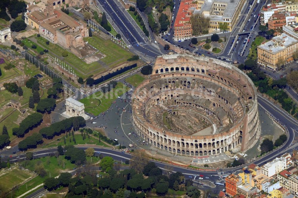 Luftbild Rom - Kolosseum - Amphitheater der römischen Antike in Rom in Italien
