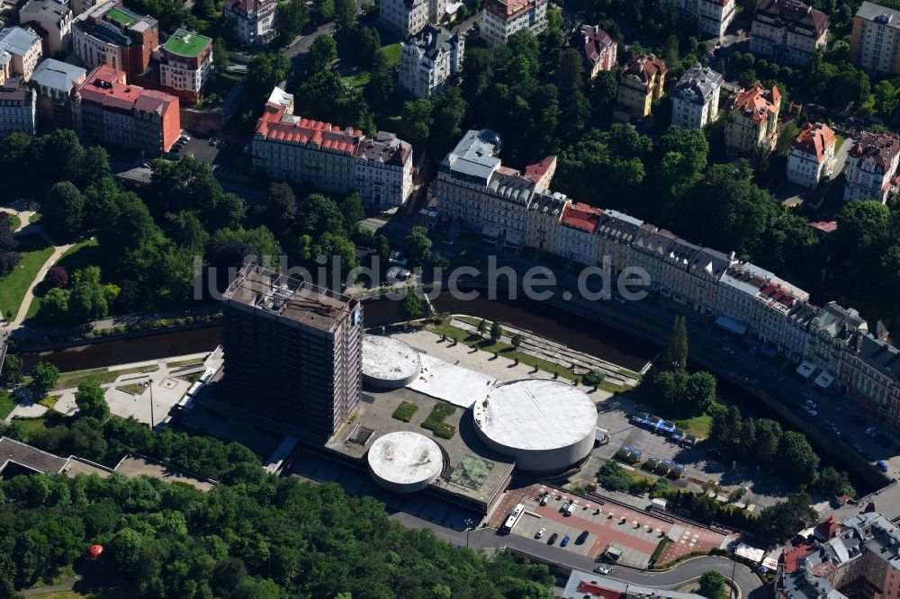 Luftbild Karlovy Vary - Karlsbad - Kongresszentrum und Messehallen der Thermal Velky Sal in Karlovy Vary - Karlsbad in Cechy - Böhmen, Tschechien
