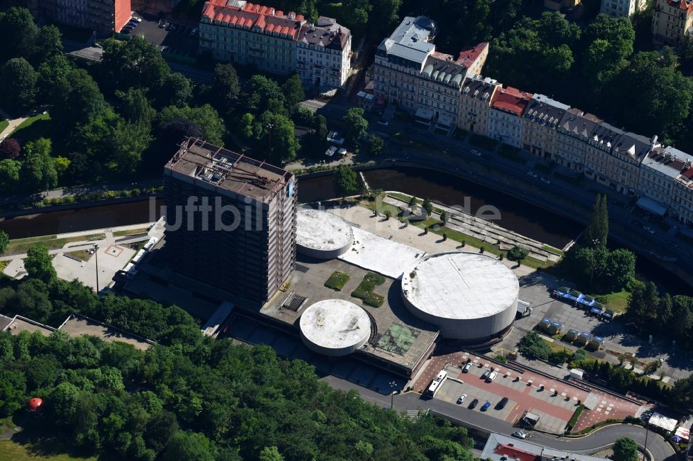 Luftaufnahme Karlovy Vary - Karlsbad - Kongresszentrum und Messehallen der Thermal Velky Sal in Karlovy Vary - Karlsbad in Cechy - Böhmen, Tschechien