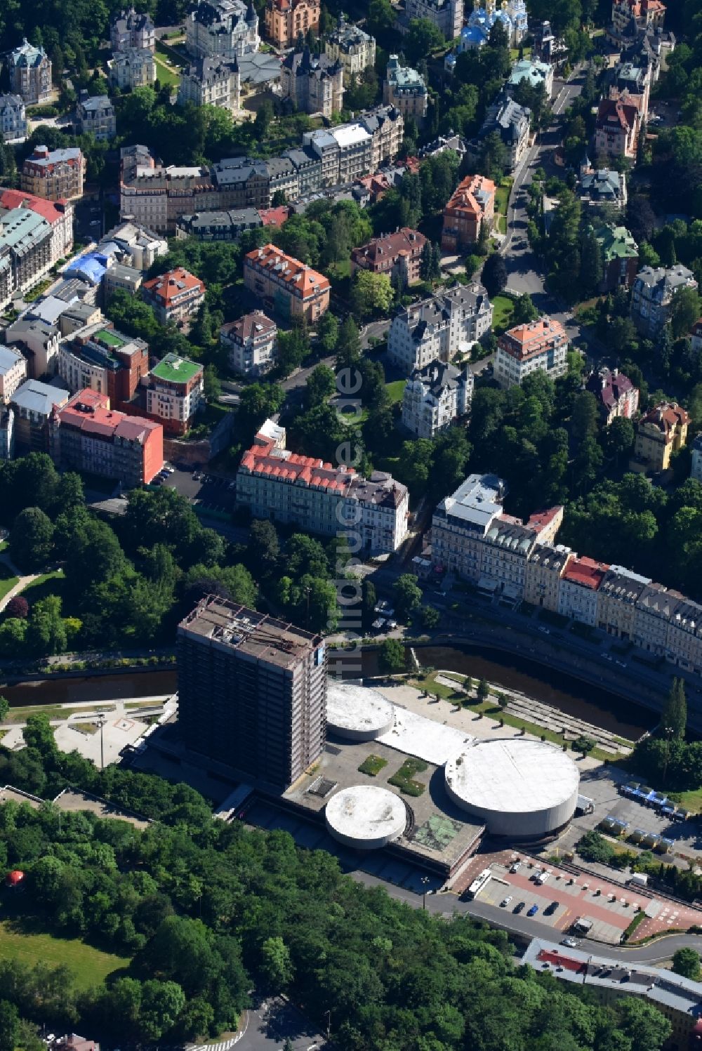 Karlovy Vary - Karlsbad von oben - Kongresszentrum und Messehallen der Thermal Velky Sal in Karlovy Vary - Karlsbad in Cechy - Böhmen, Tschechien