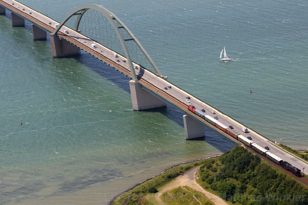 Fehmarn von oben - Konstruktion der Seebrücke über die Ostsee in Fehmarn im Bundesland Schleswig-Holstein, Deutschland