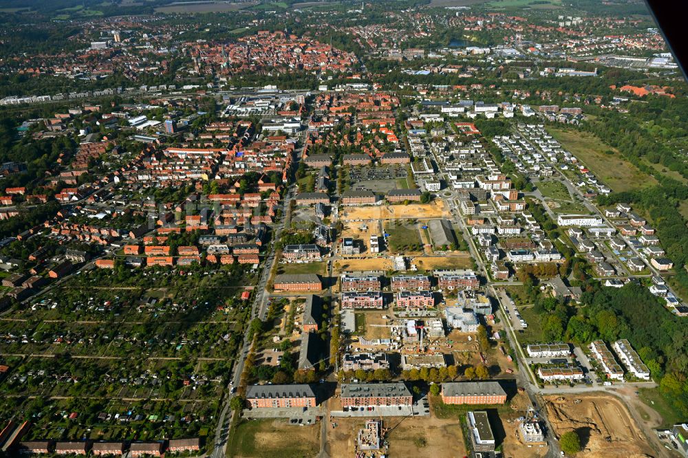 Lüneburg von oben - Konversions- Baustelle Gebäudekomplex der ehemaligen Militär- Kaserne Schlieffen-Kaserne in Lüneburg im Bundesland Niedersachsen, Deutschland