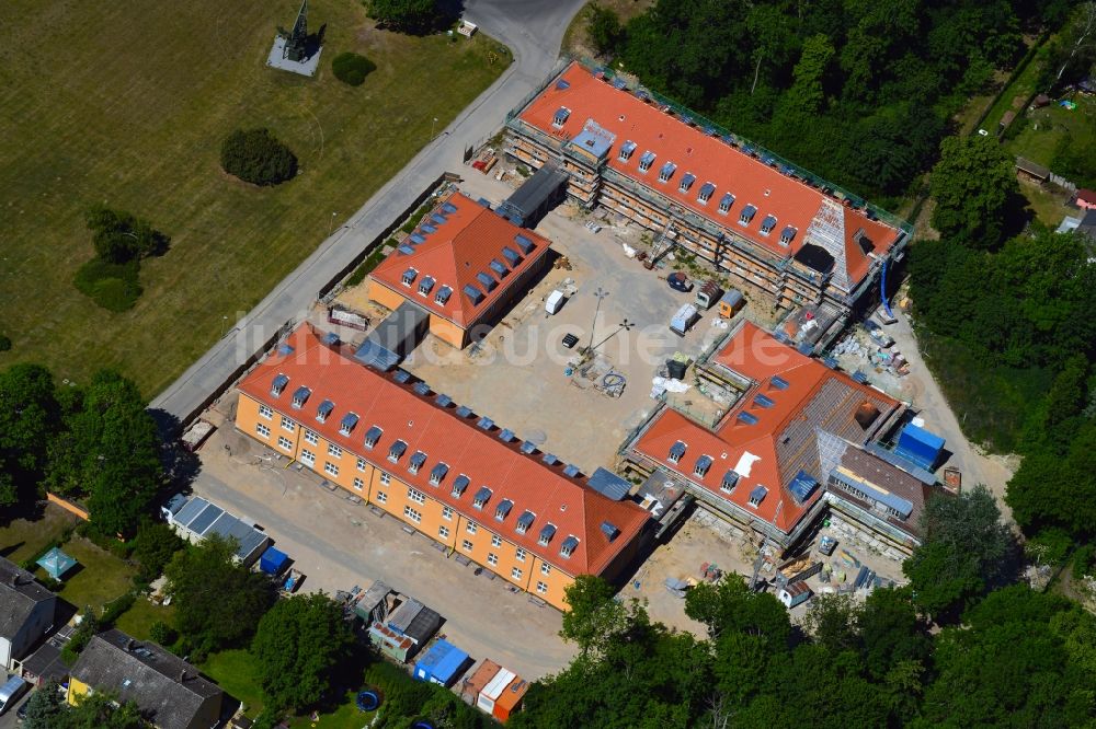 Luftaufnahme Berlin - Konversions- Baustelle Gebäudekomplex der ehemaligen Militär- Kaserne im Ortsteil Kladow in Berlin, Deutschland