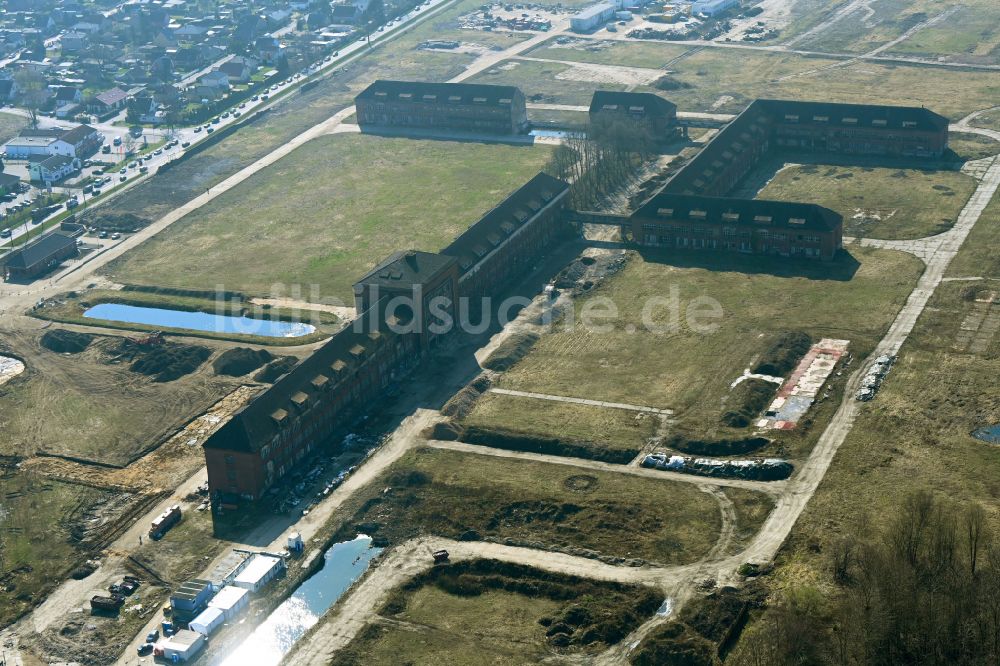 Bernau von oben - Konversions- Baustelle Gebäudekomplex der ehemaligen Militär- Kaserne im Ortsteil Lindow in Bernau im Bundesland Brandenburg, Deutschland