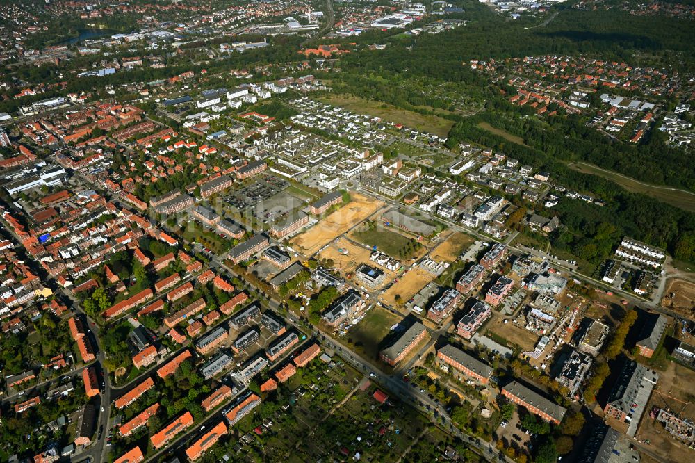 Luftbild Lüneburg - Konversions- Baustelle Gebäudekomplex der ehemaligen Militär- Kaserne Schlieffen-Kaserne in Lüneburg im Bundesland Niedersachsen, Deutschland