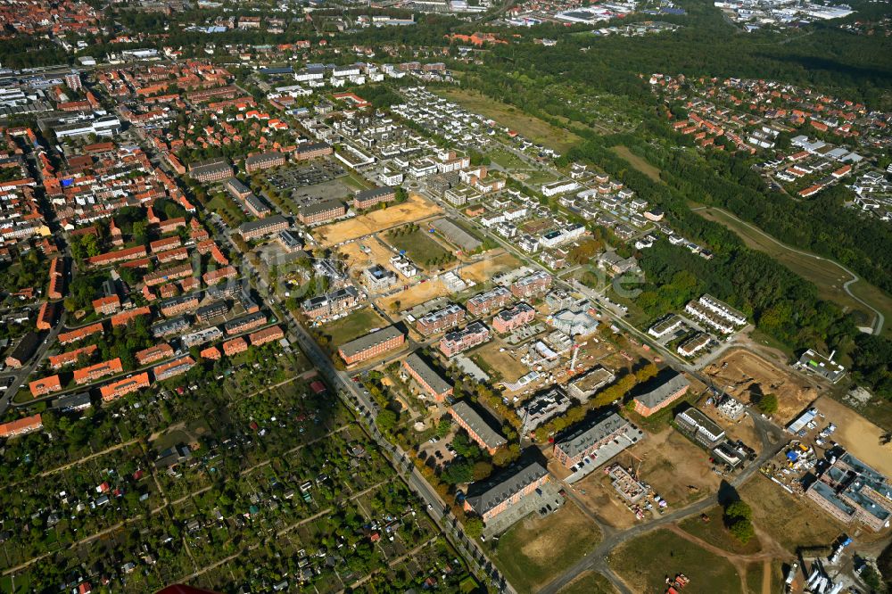 Luftaufnahme Lüneburg - Konversions- Baustelle Gebäudekomplex der ehemaligen Militär- Kaserne Schlieffen-Kaserne in Lüneburg im Bundesland Niedersachsen, Deutschland