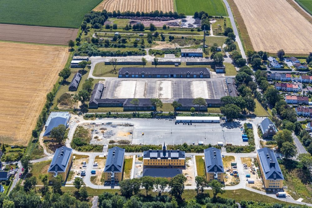 Soest aus der Vogelperspektive: Konversions- Baustelle Gebäudekomplex der ehemaligen Militär- Kaserne in Soest im Bundesland Nordrhein-Westfalen, Deutschland