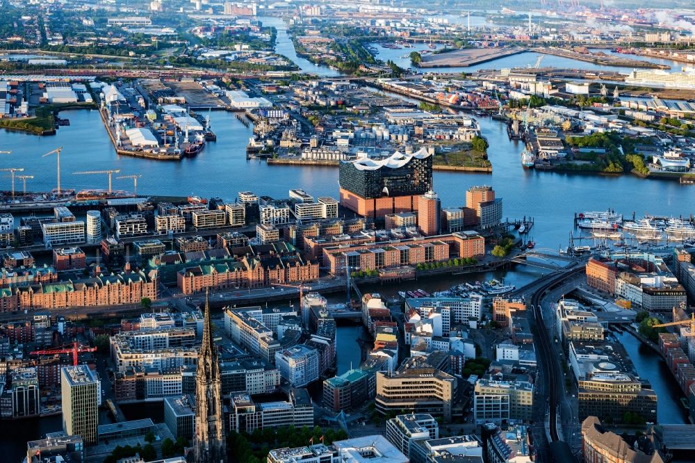 Luftaufnahme Hamburg - Konzerthaus Elbphilharmonie mit Blick auf den Hafen im Stadtzentrum in Hamburg