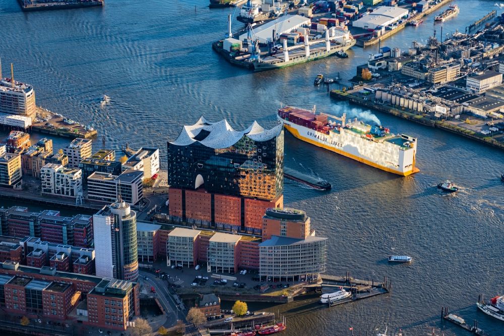 Luftbild Hamburg - Konzerthaus Elbphilharmonie mit Grimaldi Transportschiff in der Hafencity in Hamburg, Deutschland