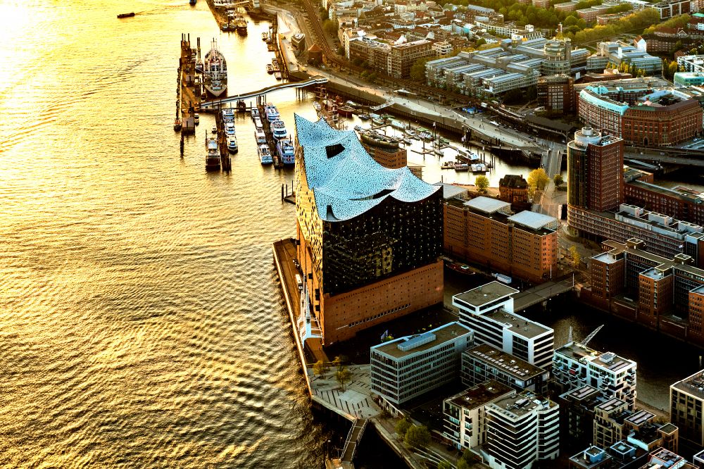 Hamburg von oben - Konzerthaus Elbphilharmonie in der Hafencity in Hamburg