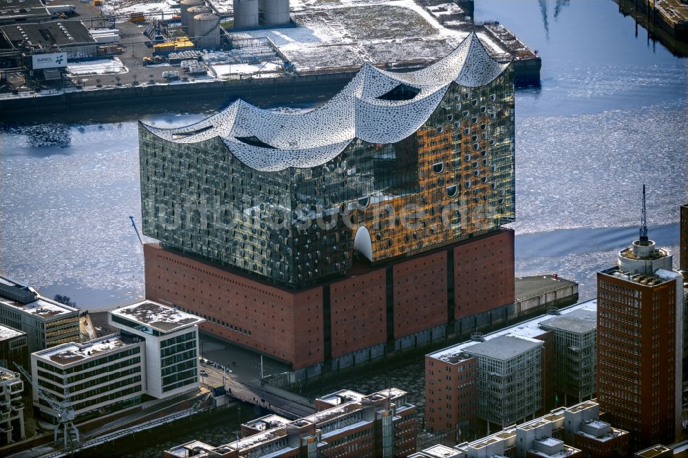 Hamburg aus der Vogelperspektive: Konzerthaus Elbphilharmonie in der Hafencity in Hamburg