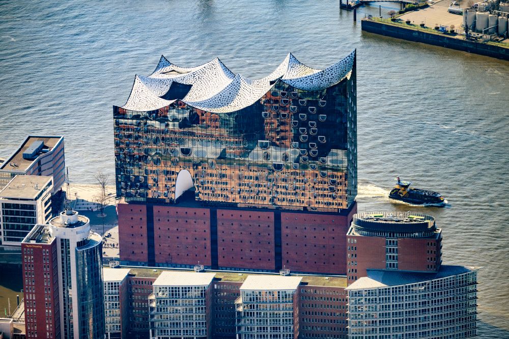 Hamburg aus der Vogelperspektive: Konzerthaus Elbphilharmonie in der Hafencity in Hamburg