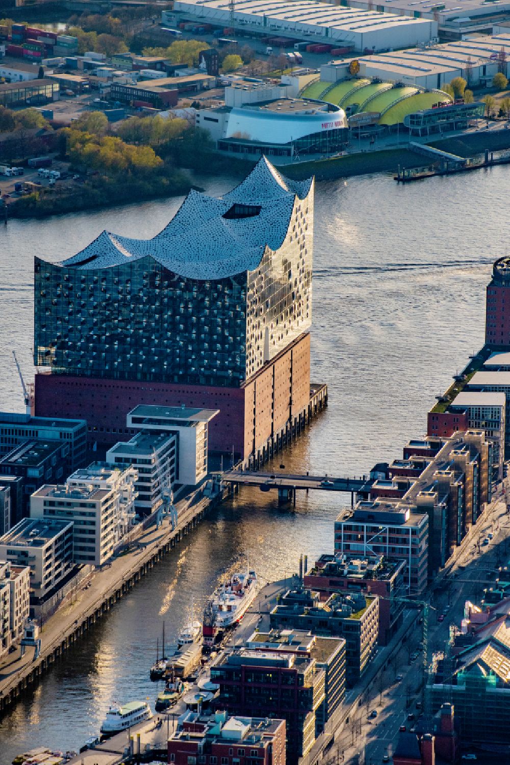 Hamburg aus der Vogelperspektive: Konzerthaus Elbphilharmonie in der Hafencity in Hamburg, Deutschland