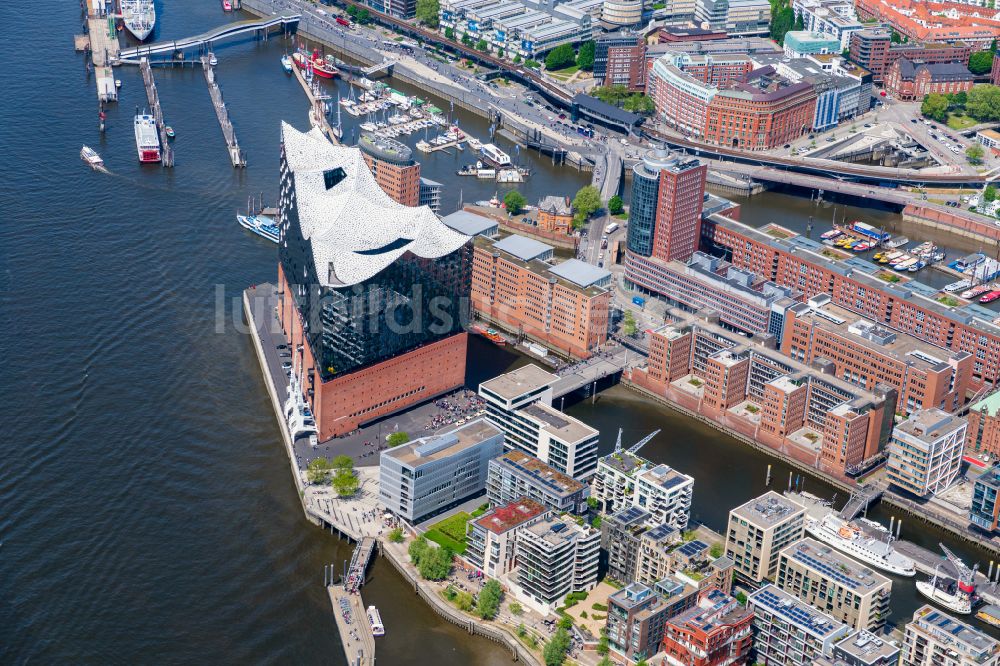 Hamburg aus der Vogelperspektive: Konzerthaus Elbphilharmonie in der Hafencity in Hamburg, Deutschland