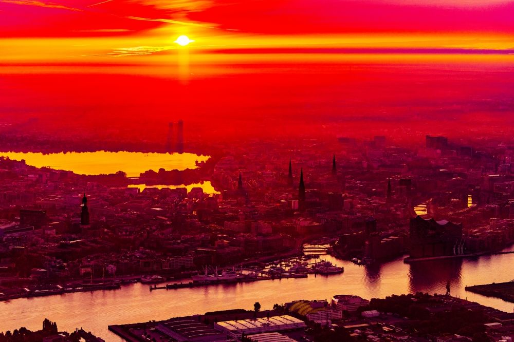 Hamburg aus der Vogelperspektive: Konzerthaus Elbphilharmonie in der Hafencity im Sonnenaufgang in Hamburg, Deutschland