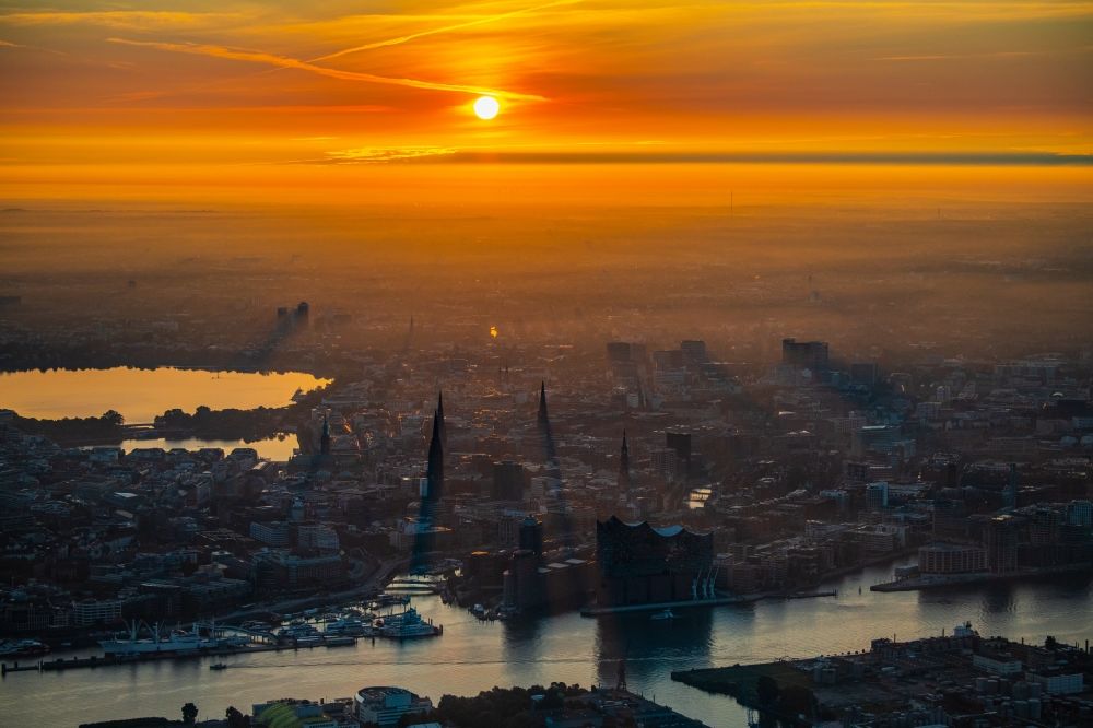Luftaufnahme Hamburg - Konzerthaus Elbphilharmonie in der Hafencity im Sonnenaufgang in Hamburg, Deutschland