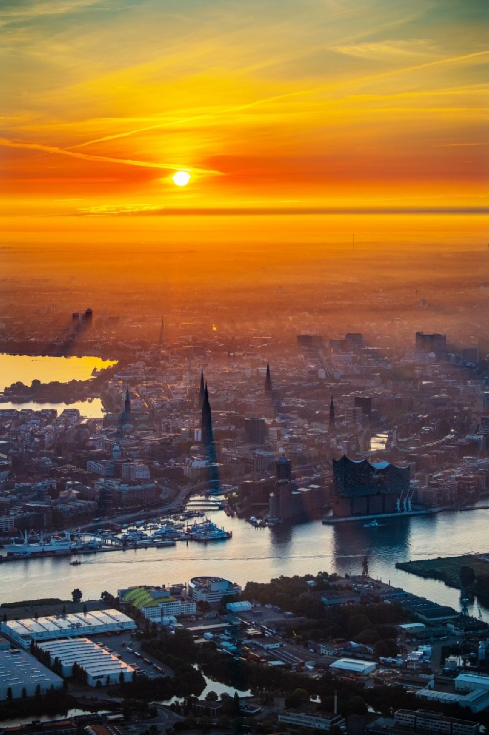 Hamburg von oben - Konzerthaus Elbphilharmonie in der Hafencity im Sonnenaufgang in Hamburg, Deutschland