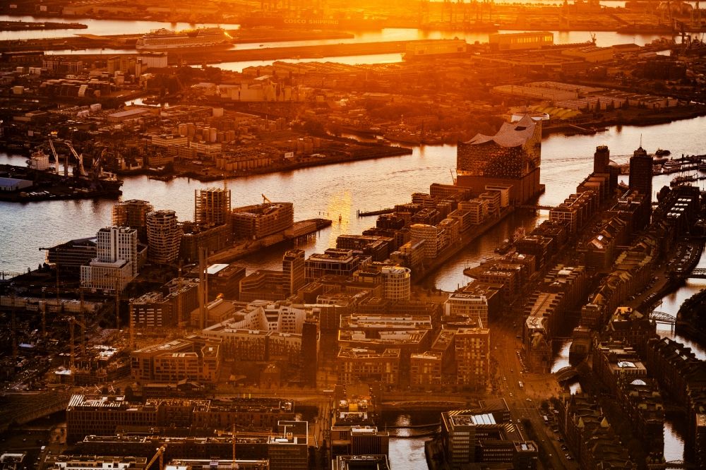 Hamburg aus der Vogelperspektive: Konzerthaus Elbphilharmonie im Sonnenuntergang in der Hafencity in Hamburg, Deutschland