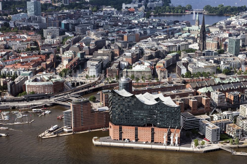 Hamburg aus der Vogelperspektive: Konzerthaus Elbphilharmonie mit Speicherstadt in Hamburg