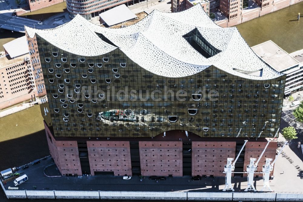 Hamburg von oben - Konzerthaus Elbphilharmonie mit Speicherstadt in Hamburg