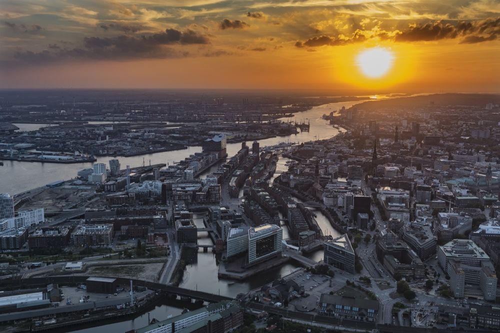 Hamburg aus der Vogelperspektive: Konzerthaus Elbphilharmonie mit Speicherstadt im Sonnenuntergang in Hamburg