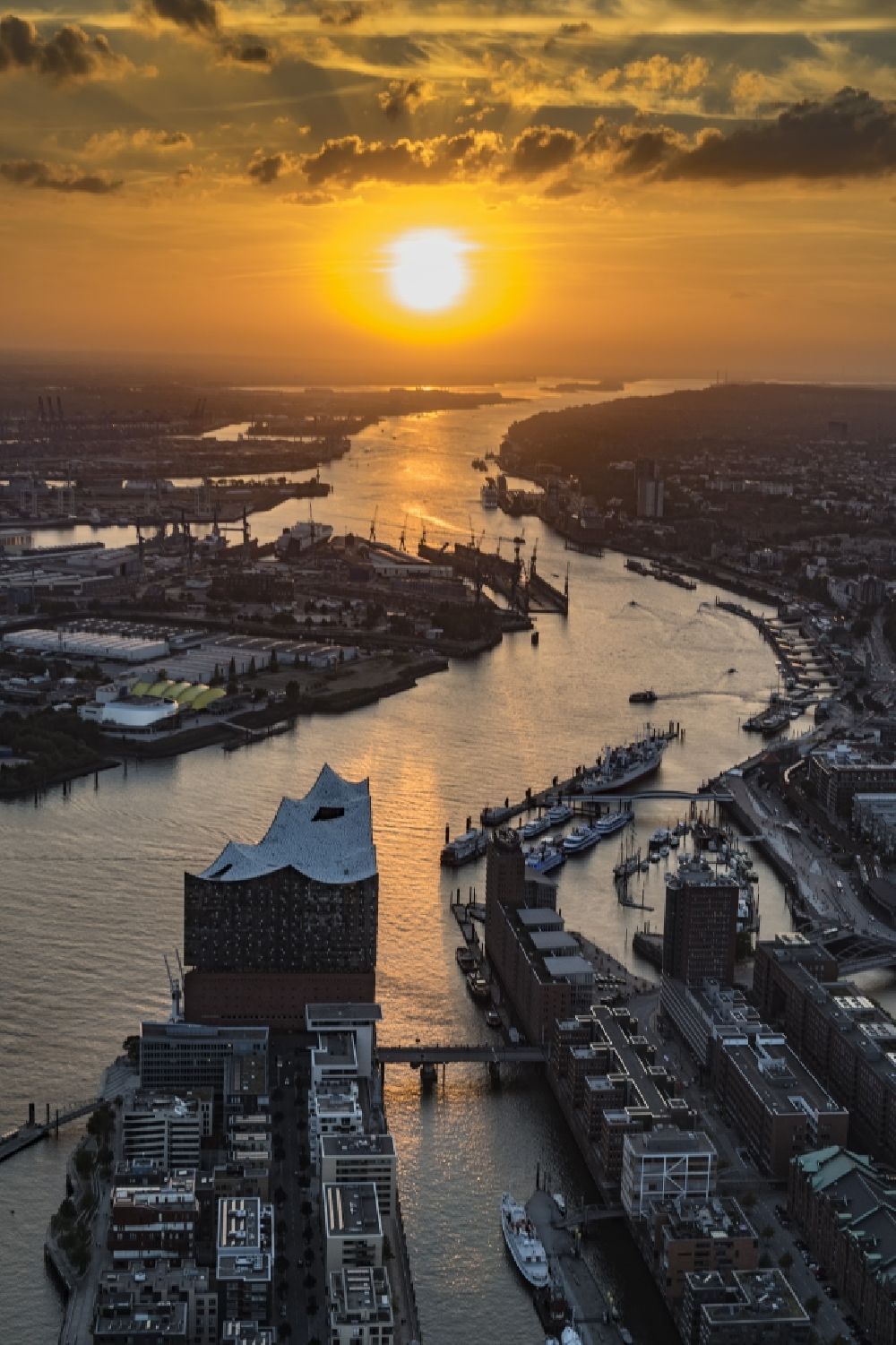 Luftbild Hamburg - Konzerthaus Elbphilharmonie mit Speicherstadt im Sonnenuntergang in Hamburg
