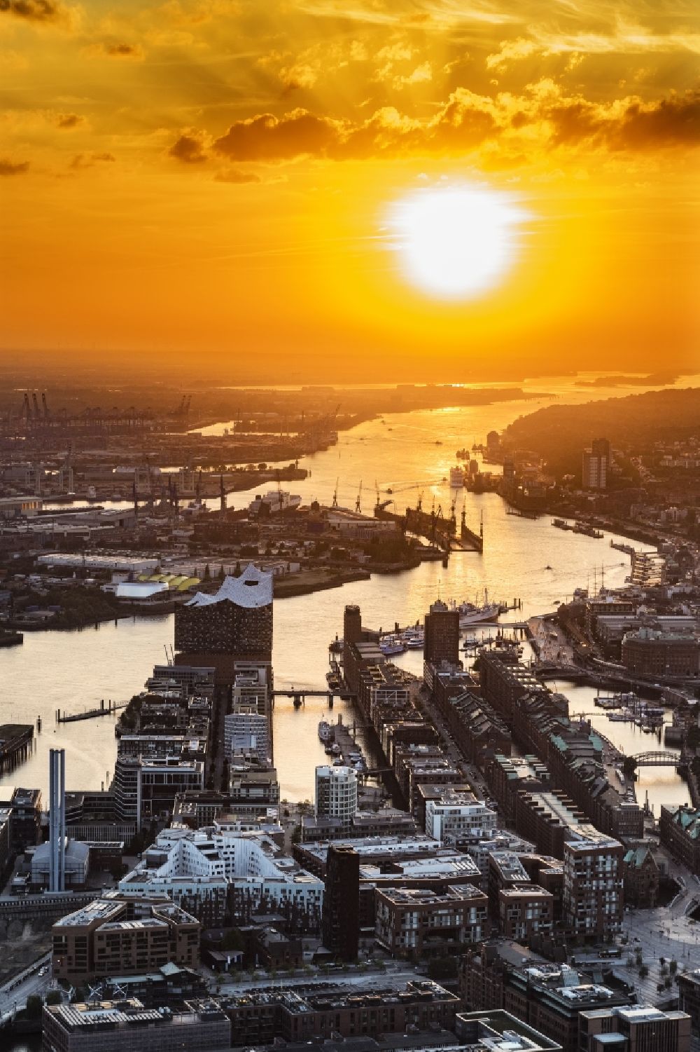 Hamburg aus der Vogelperspektive: Konzerthaus Elbphilharmonie mit Speicherstadt im Sonnenuntergang in Hamburg