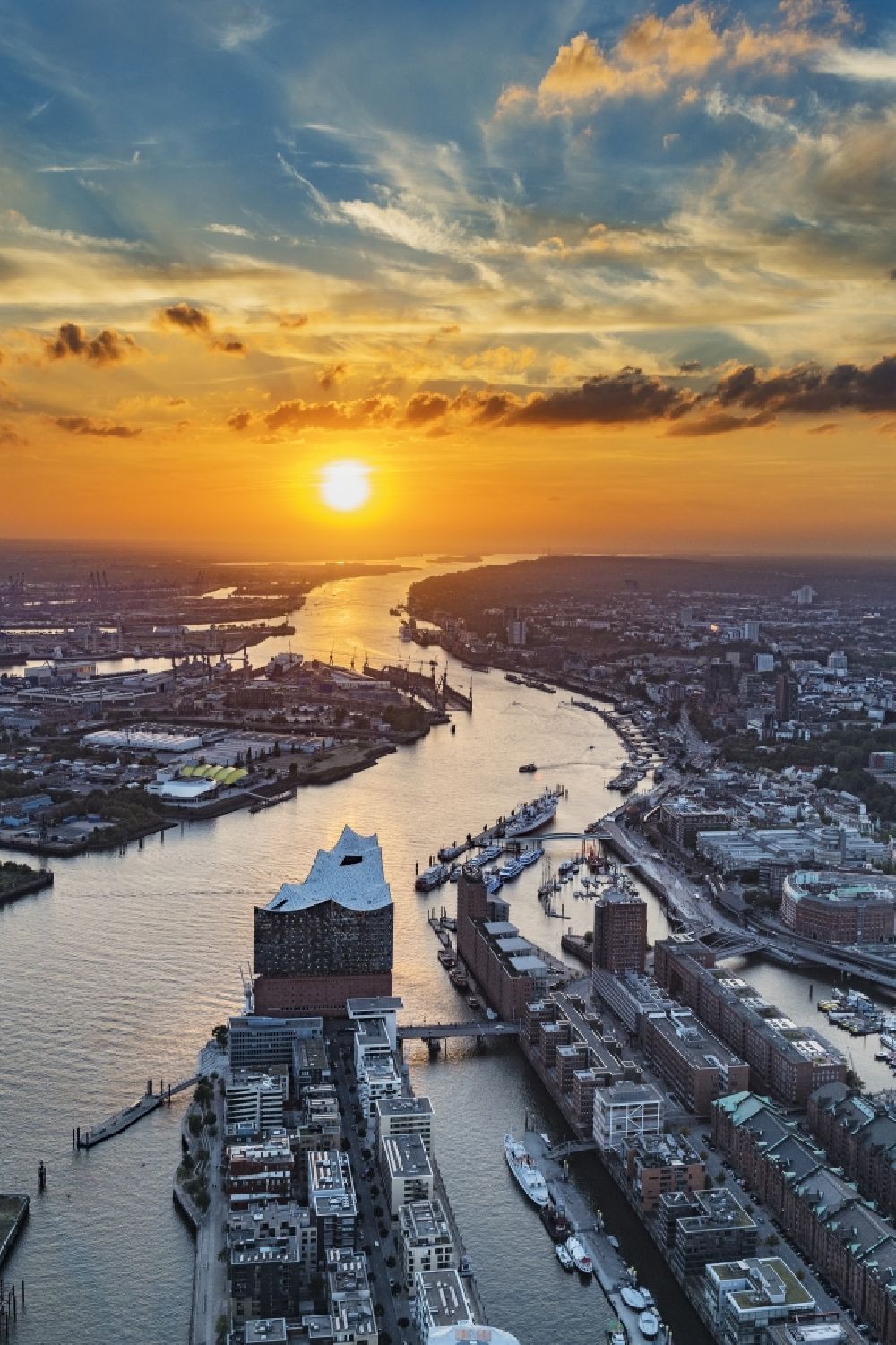 Luftaufnahme Hamburg - Konzerthaus Elbphilharmonie mit Speicherstadt im Sonnenuntergang in Hamburg