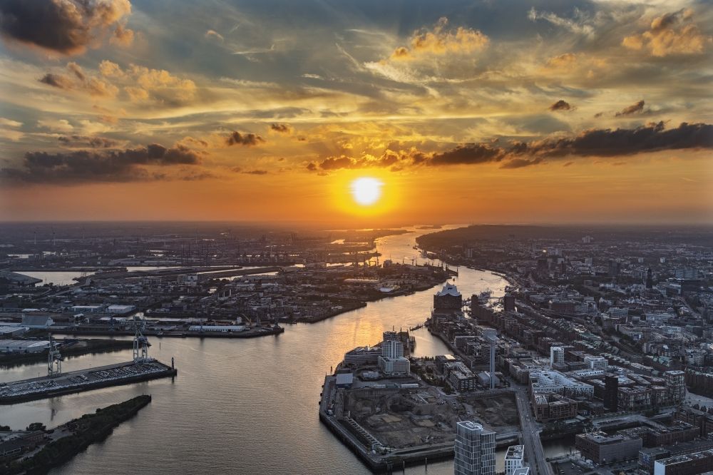 Hamburg von oben - Konzerthaus Elbphilharmonie mit Speicherstadt im Sonnenuntergang in Hamburg