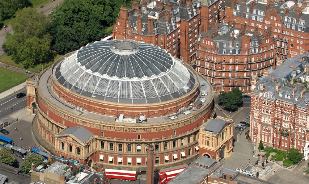 London von oben - Konzerthaus / Veranstaltungshalle Royal Albert Hall of Arts and Sciences in London