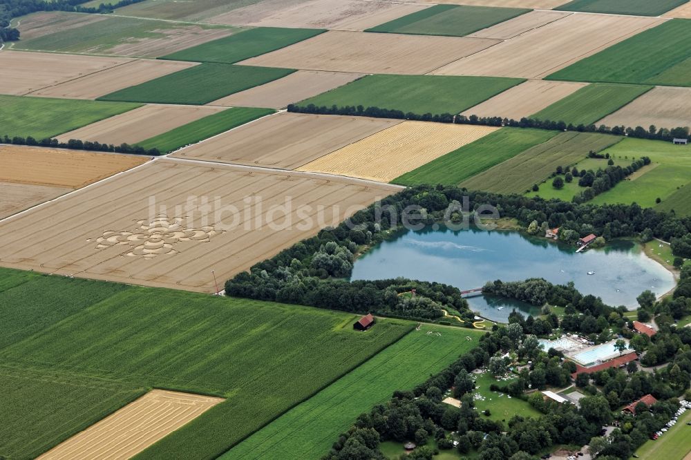 Mammendorf aus der Vogelperspektive: Kornkreis mit Schaulustigen auf einem Feld in Mammendorf im Bundesland Bayern
